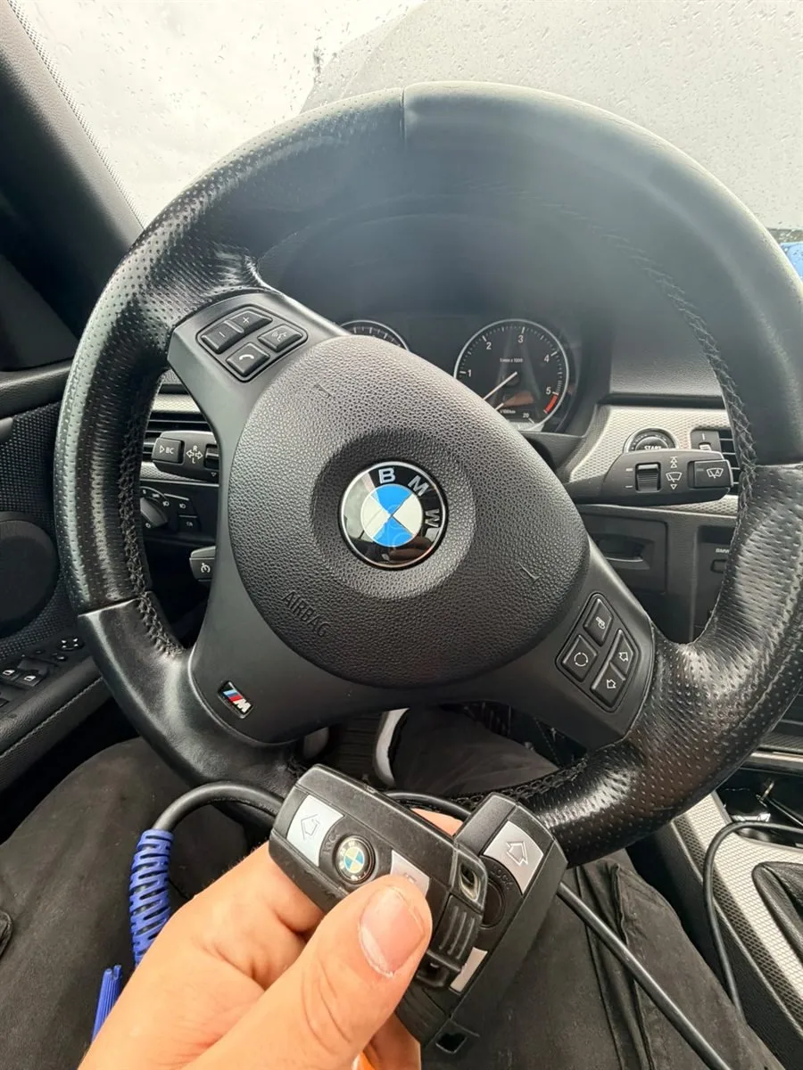 Clé BMW programmée devant le volant et le tableau de bord