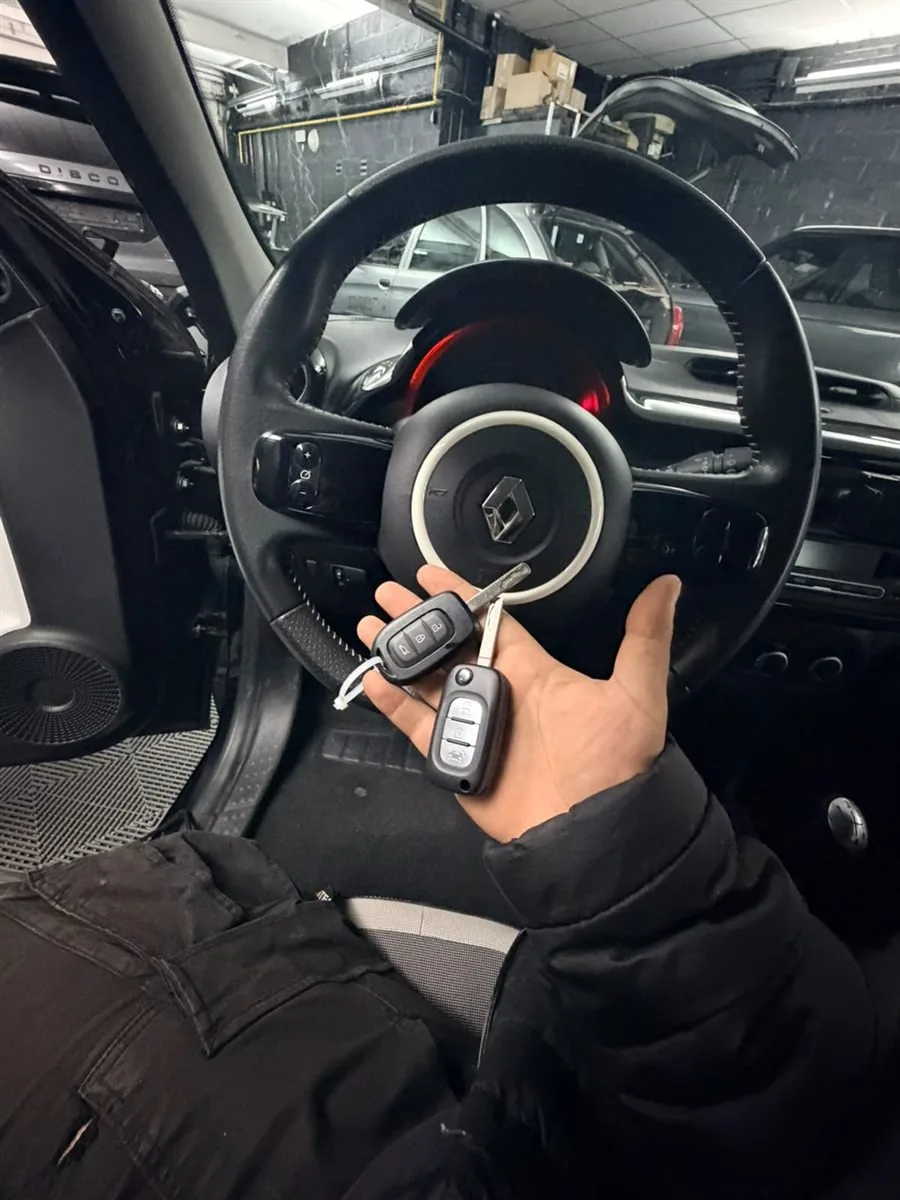 Clé Renault tenue devant le volant pendant une intervention sur place