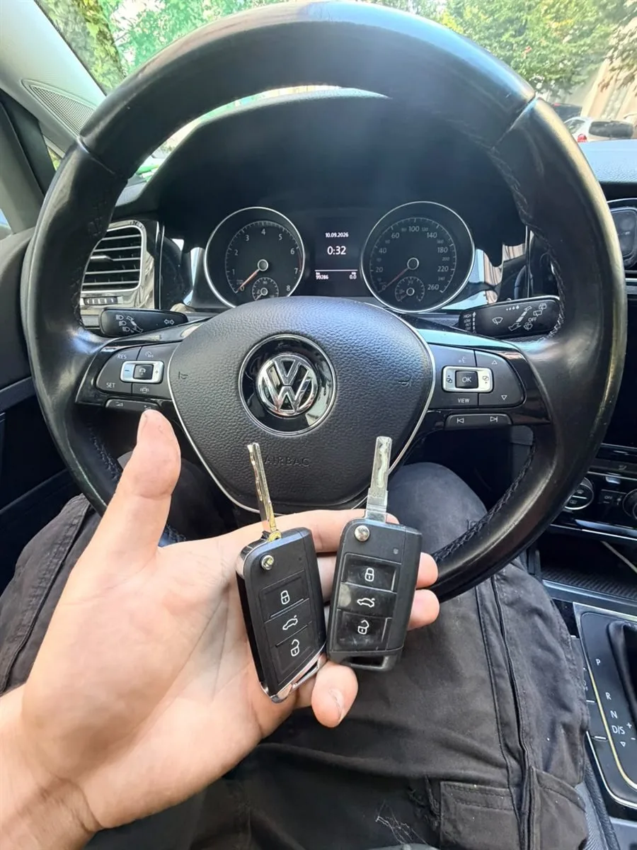 Clé Volkswagen et clé de rechange devant le volant d'une voiture
