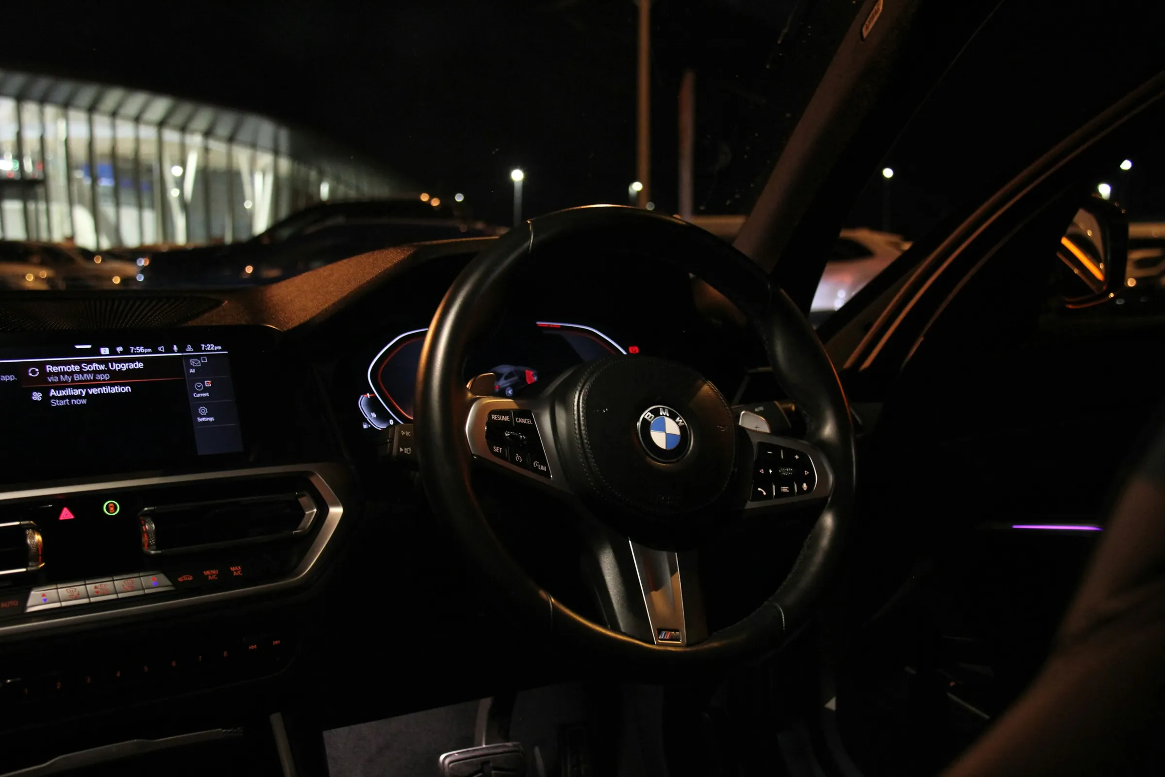 Intérieur d'une voiture la nuit avec le volant et le tableau de bord éclairés